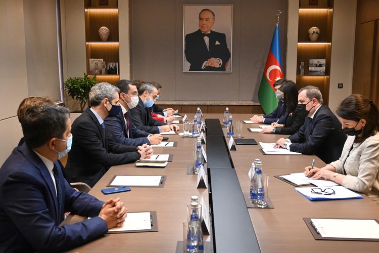 Джейхун Байрамов встретился с делегацией Национальной ассамблеи Франции