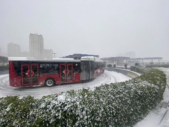БТА: Снежная погода усложнила передвижение транспортных средств в Баку