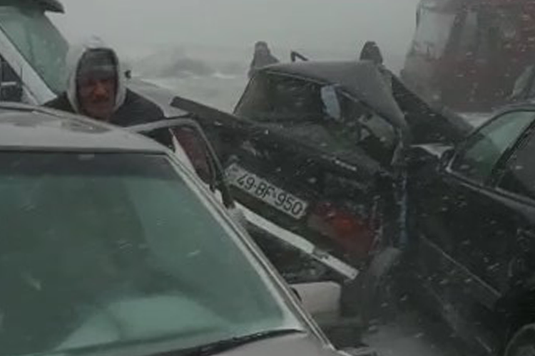 В Баку произошла цепная авария с участием 15-20 автомобилей, есть погибший - ВИДЕО - ОБНОВЛЕНО