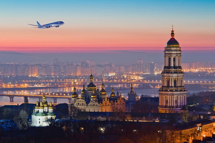 AZAL начинает выполнять спецрейсы из Баку в Киев