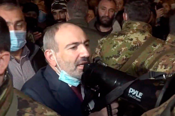 Пашинян вышел на площадь Республики к своим сторонникам