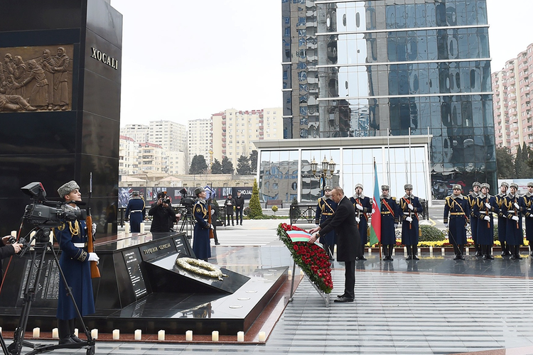 Ильхам Алиев возложил венок к памятнику «Крик матери»