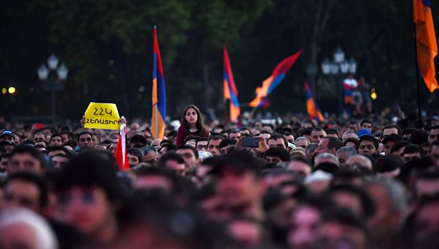 Оппозиция в Армении завершила шествие по Еревану и вернулась к зданию парламента