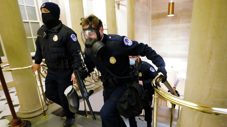 Несколько полицейских пострадали при беспорядках в Вашингтоне