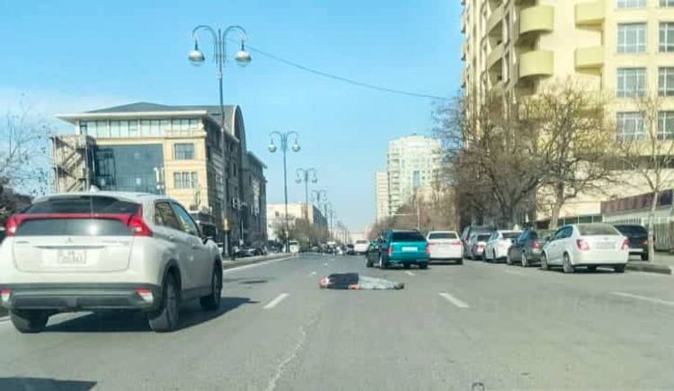 В Баку на улице умер мужчина  - ФОТО