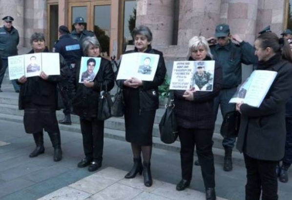 Родители солдат-срочников проводят акцию протеста в Армении