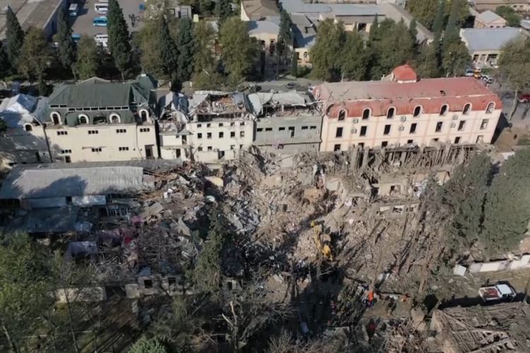 На месте разрушенных Арменией жилых зданий в Гяндже будут созданы мемориальные комплексы