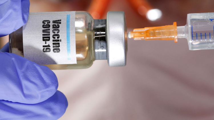 Премьер Сингапура сделал прививку от коронавируса