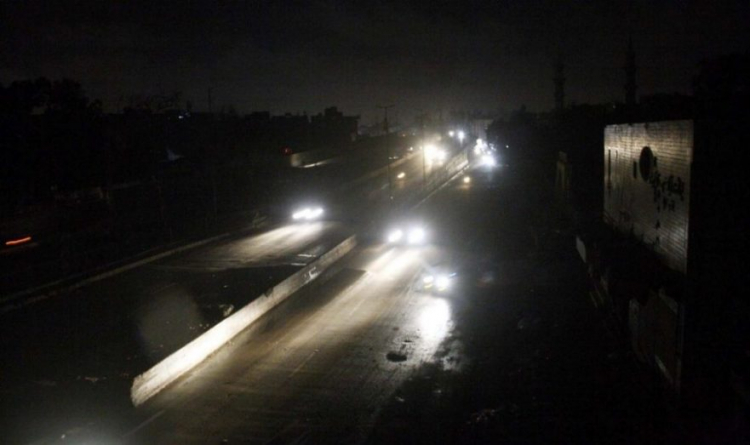 В результате сбоя в работе энергосетей весь Пакистан остался без электричества