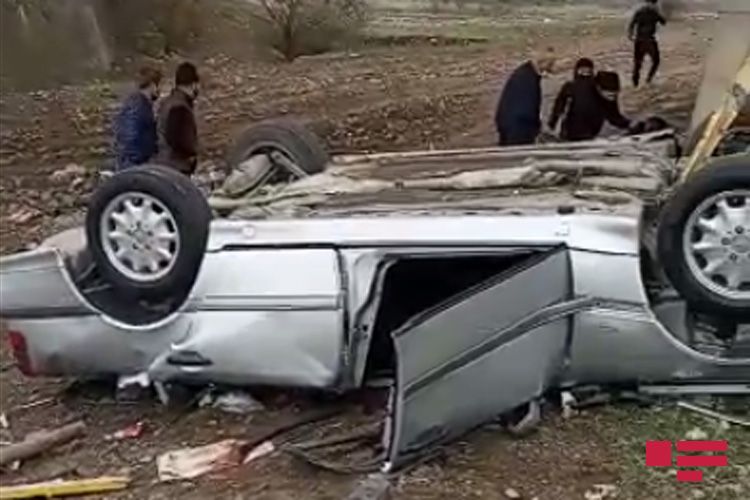 В Шеки легковой автомобиль упал с моста, есть погибший и пострадавшие - ФОТО