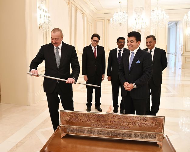 Гендиректор ИСЕСКО вручил памятный подарок президенту Азербайджана - ФОТО