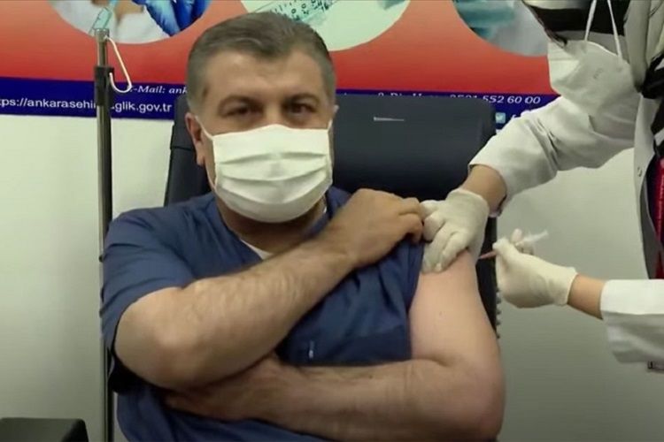Министр здравоохранения Турции вакцинировался от коронавируса в прямом эфире