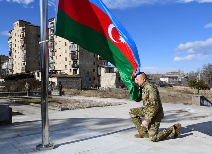Президент Азербайджана поднял наш флаг в городе Шуша
