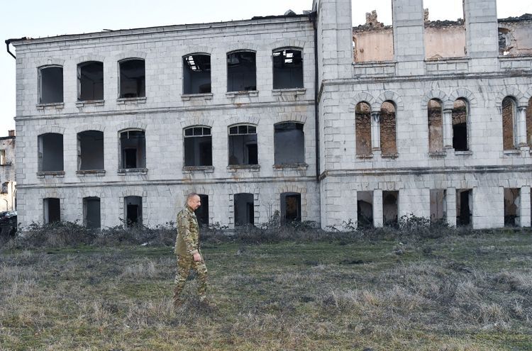 Президент Азербайджана ознакомился с разрушенным армянскими вандалами зданием Шушинской Реальной школы