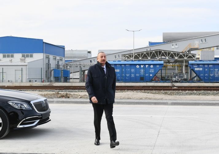 Ильхам Алиев открыл предприятие по производству листового стекла 