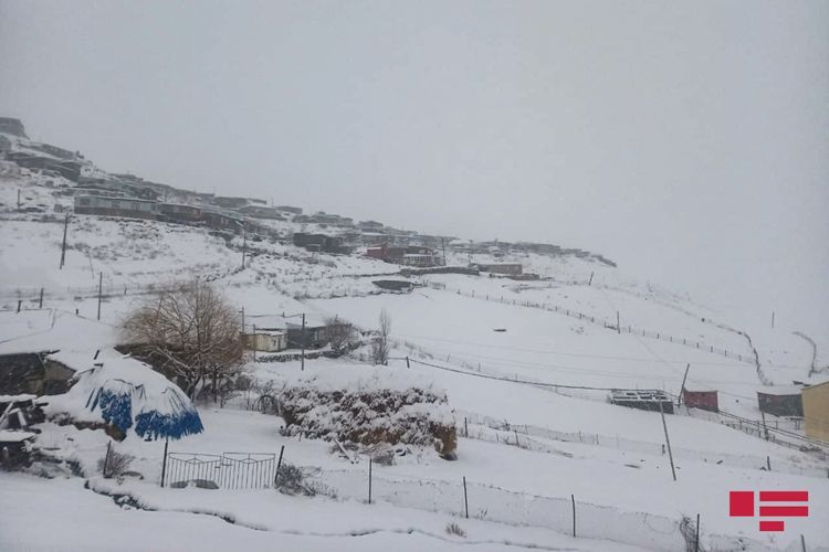 В северном регионе Азербайджана выпал снег, температура снизилась до -7