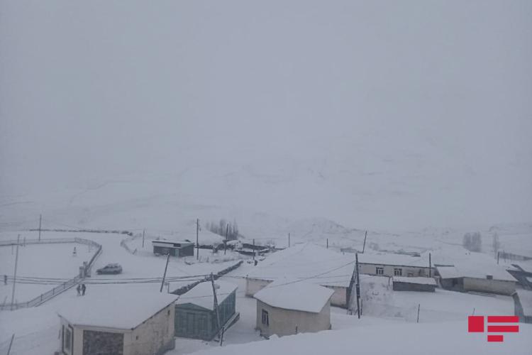 В регионах Азербайджана выпал снег, в Баку - мокрый снег 