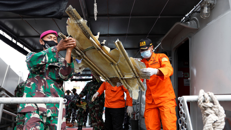 Власти Индонезии сообщили о завершении поисков на месте крушения Boeing
