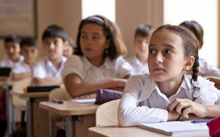 В Азербайджане возобновляются занятия в школах
