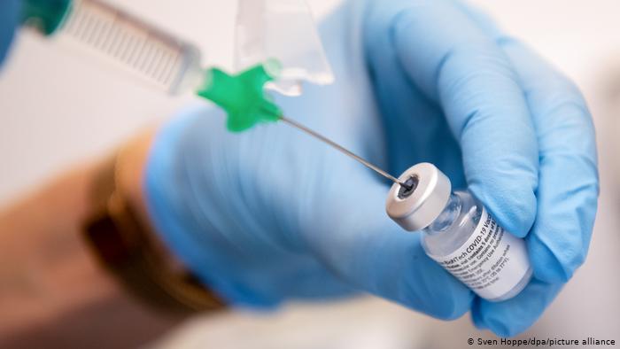 Во Франции выявили более 130 случаев побочных эффектов от вакцины Pfizer
