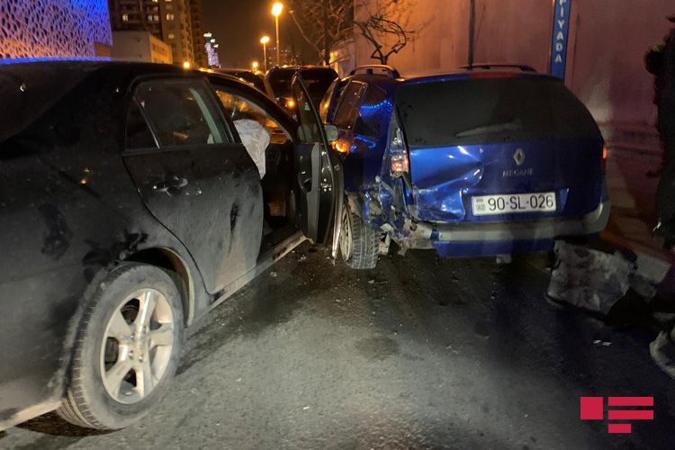 В Баку столкнулись пять автомобилей - ФОТО