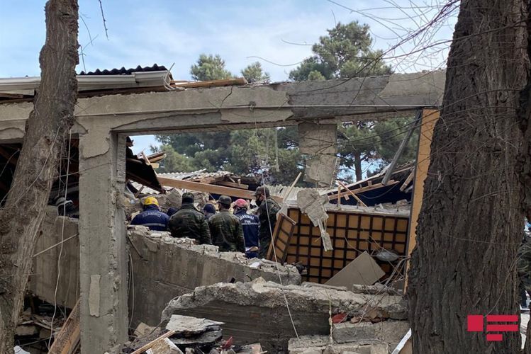 МЧС Азербайджана: Есть вероятность того, что под завалами дома в Хырдалане остались люди - ФОТО
