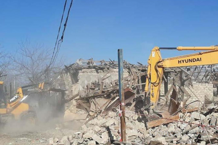 В Гяндже восстанавливают здания, разрушенные ракетными обстрелами - ФОТО