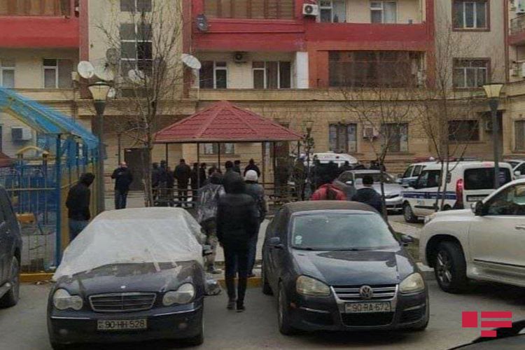 В Хырдалане молодой мужчина бросился со здания
