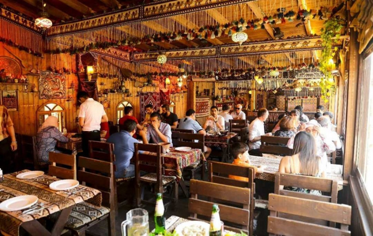Кабмин Азербайджана: Кафе и рестораны будут работать и в выходные дни 