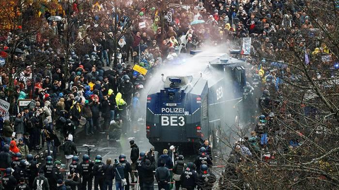 Полиция применила водометы против протестующих в Париже