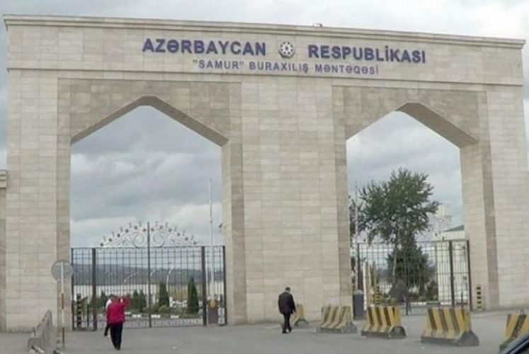 На азербайджано-российской границе возникла длинная очередь грузовиков - ФОТО