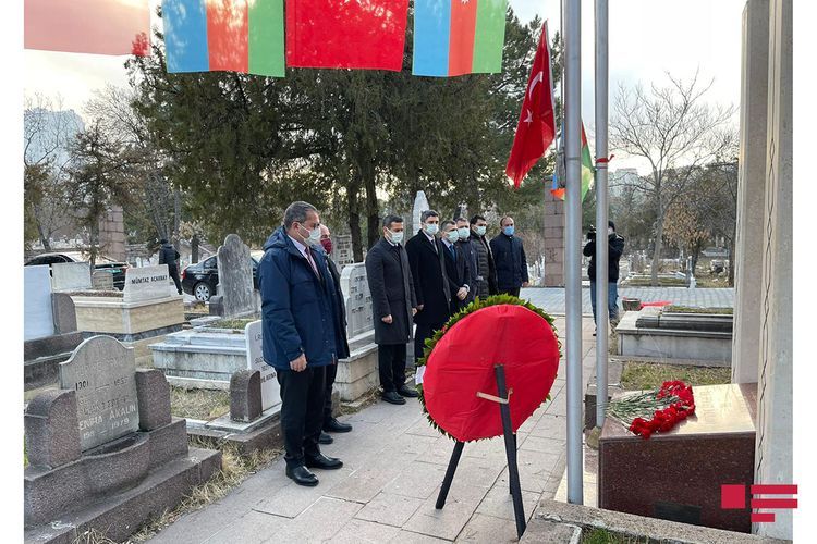 Сотрудники посольства Азербайджана посетили могилу Мамеда Эмина Расулзаде - ФОТО