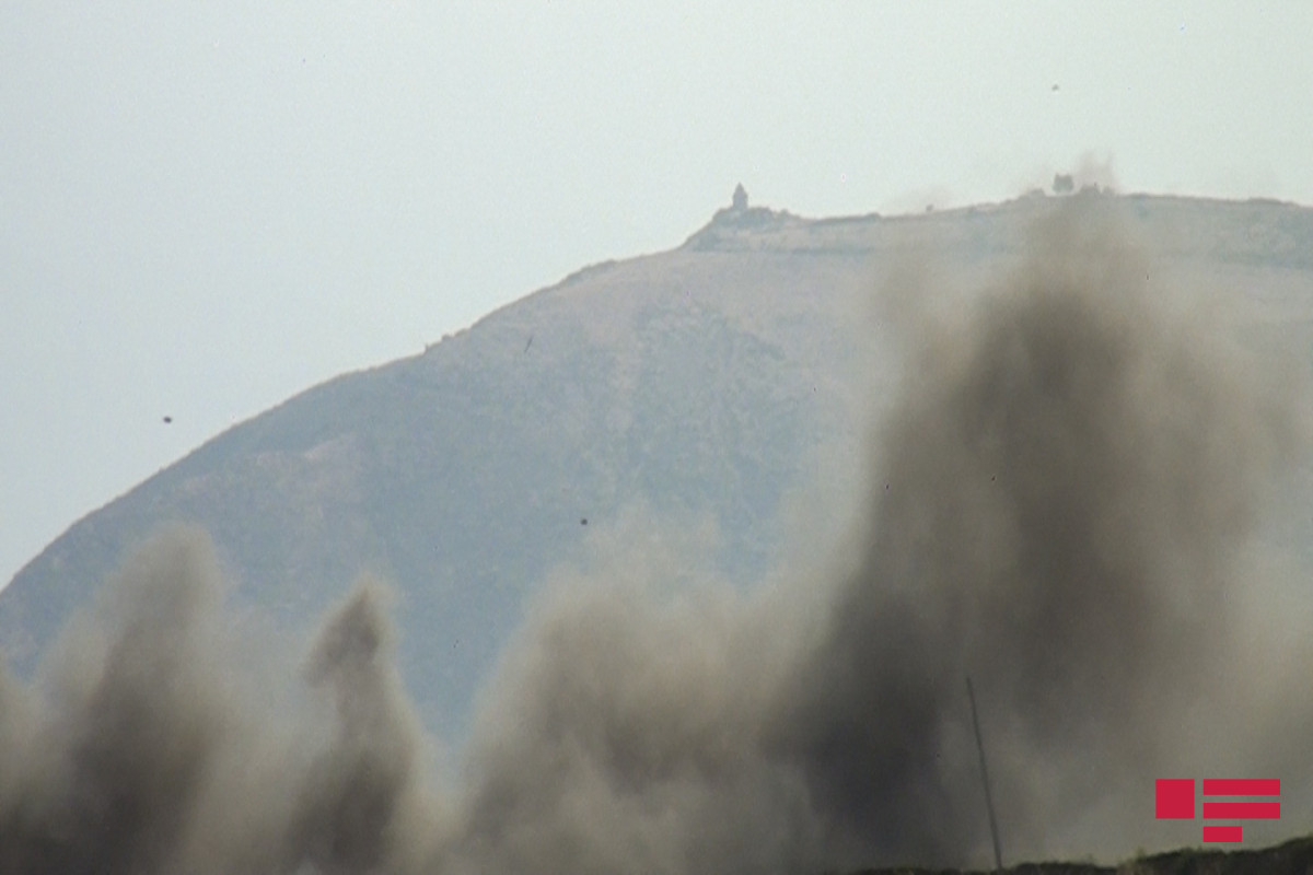 МЧС Азербайджана продолжает тушить пожар на заминированной территории в Физули-ВИДЕО 