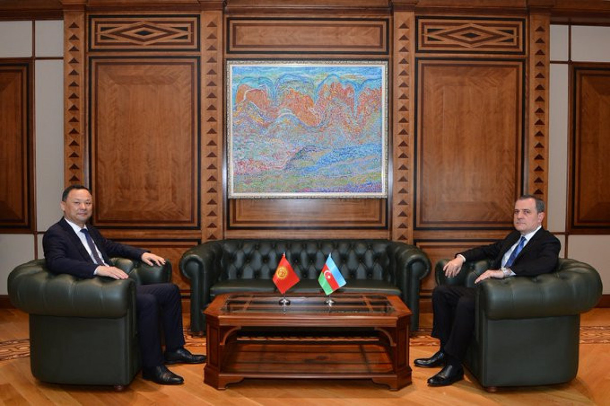 Джейхун Байрамов провел встречу один на один с главой МИД Кыргызыстана