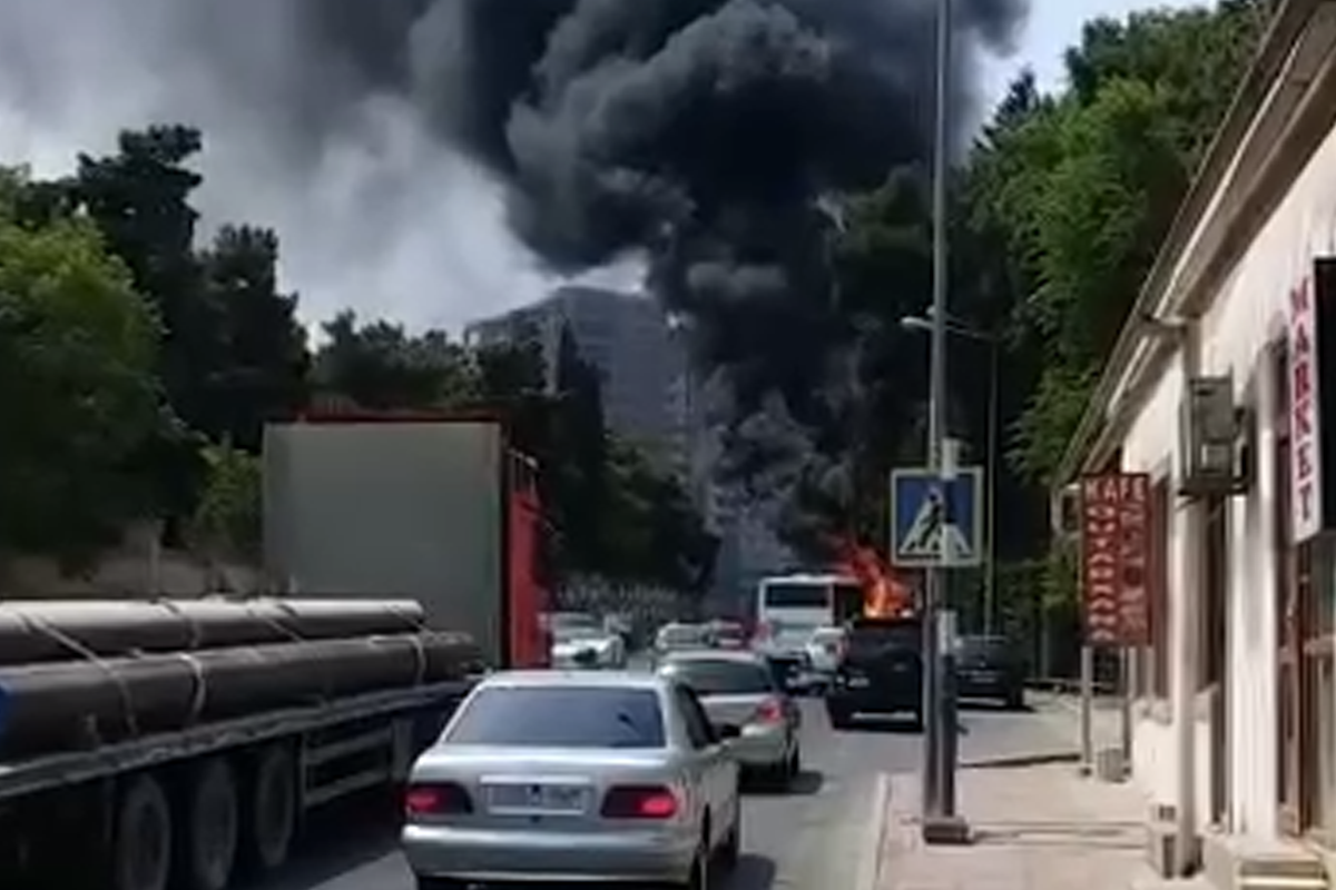 В Баку сгорел грузовик