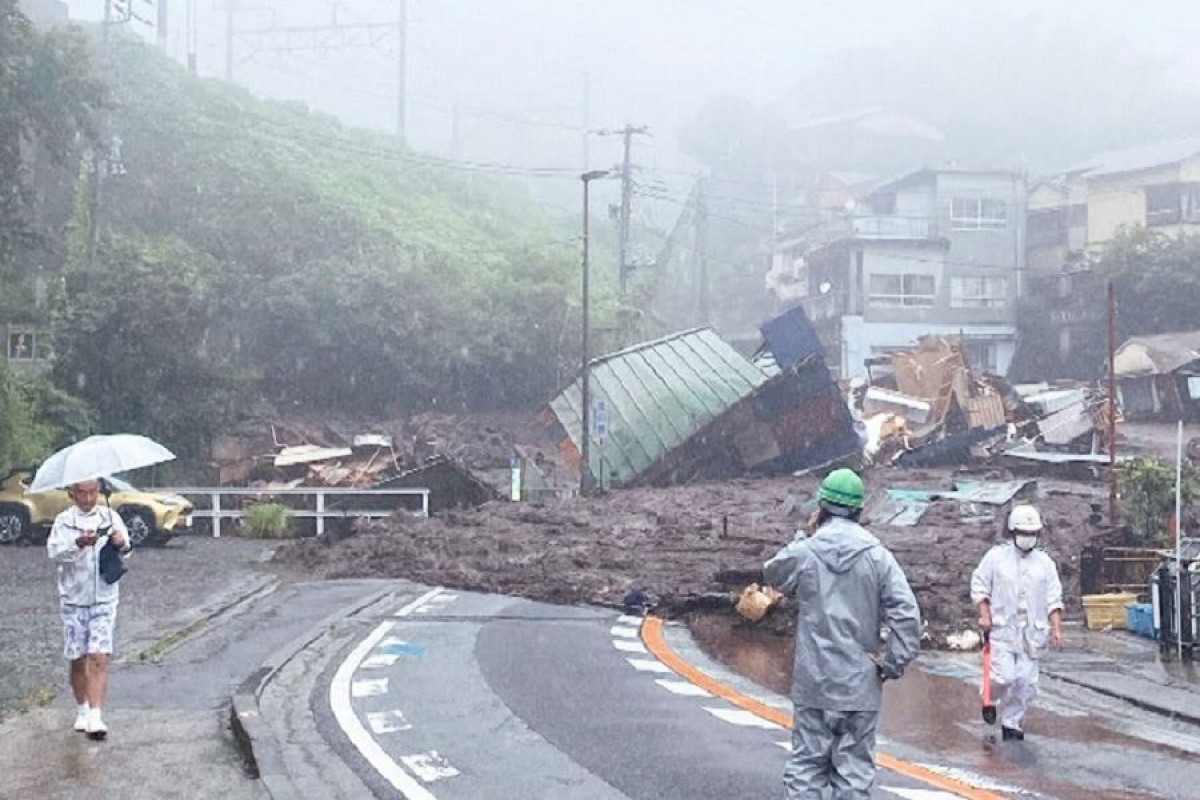В Японии оползень снес около 80 домов