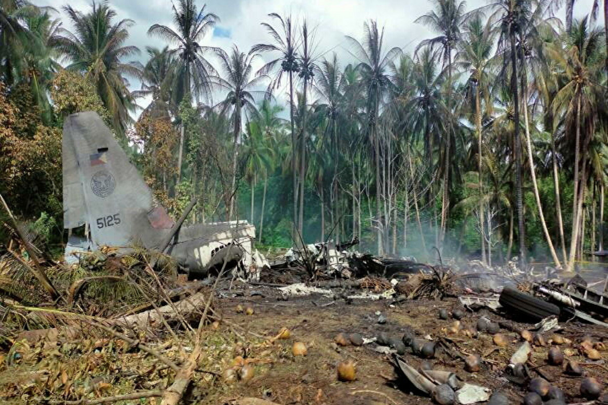 Число жертв крушения самолета ВВС на Филиппинах достигло 50 человек, пострадали 49 военных