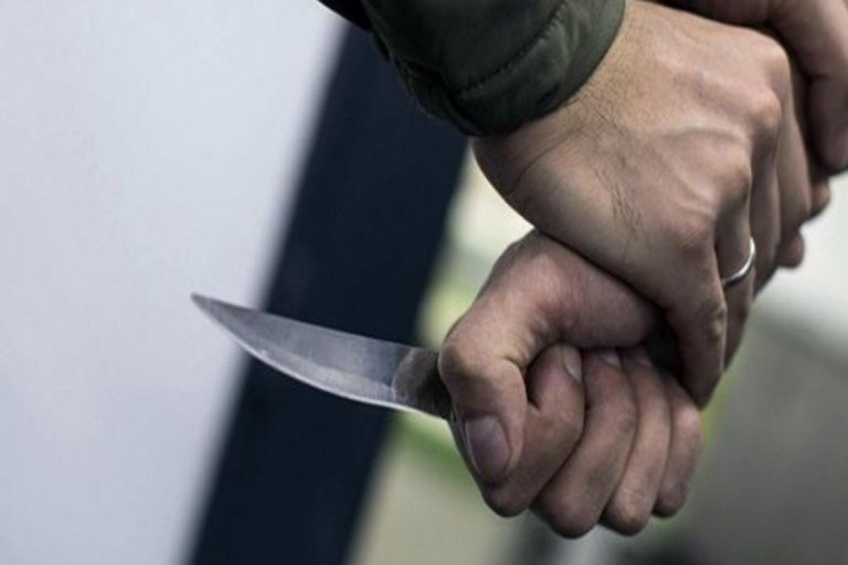 В Азербайджане сын пациента ударил ножом врача – ФОТО 