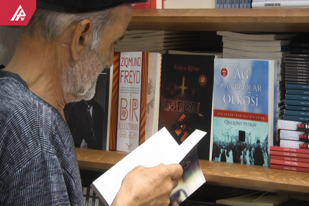 История азербайджанца, который, продавая пустые бутылки, покупал… книги – ВИДЕО 