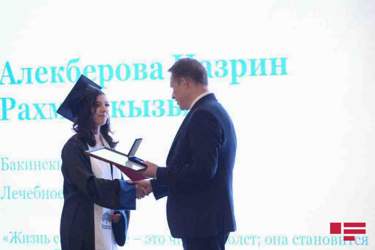 Михаил Мурашко вручил азербайджанским студентам дипломы с отличием-ФОТО 