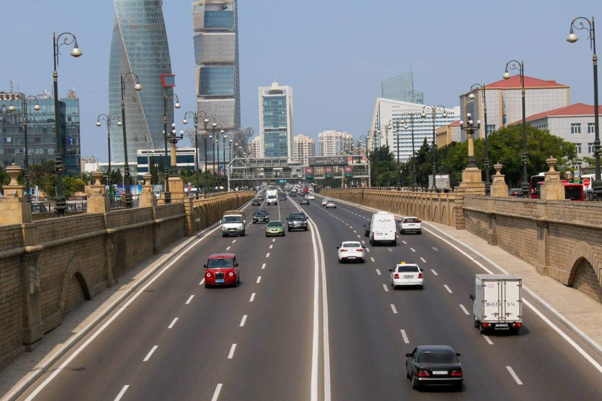 Движение на одном из главных проспектов Баку ограничивается