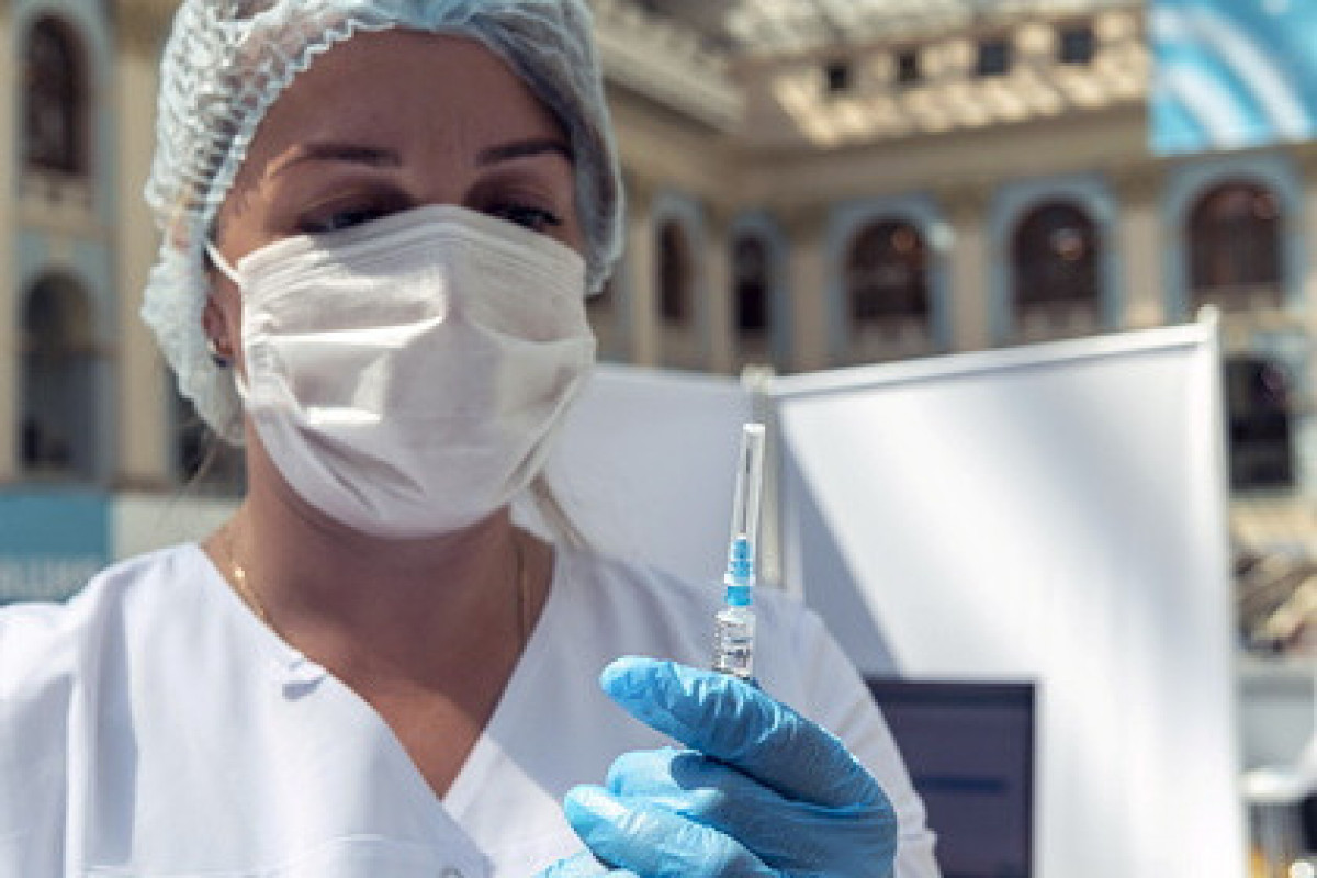 Франция призвала ЕС не признавать российские вакцины от COVID-19