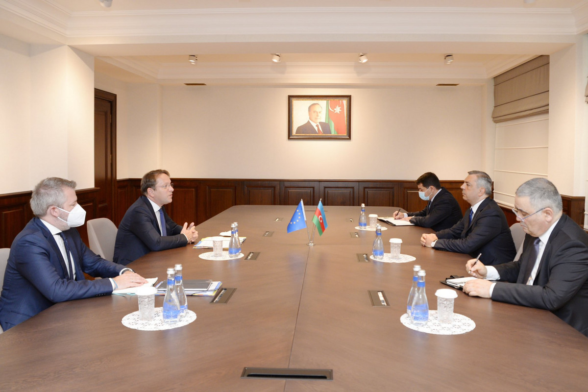 Комиссар ЕС встретился с Хикметом Гаджиевым
