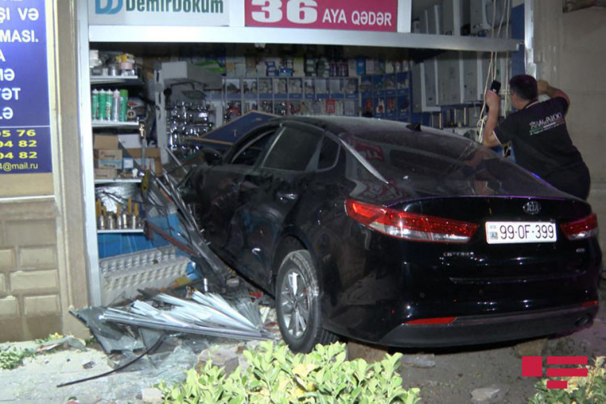 В Баку автомобиль въехал в магазин стройматериалов-ФОТО -ВИДЕО 