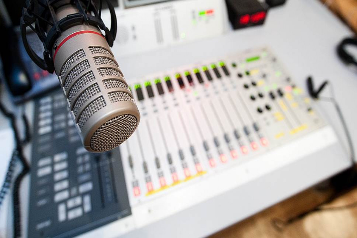 Два азербайджанских радиоканала приостановят свое вещание