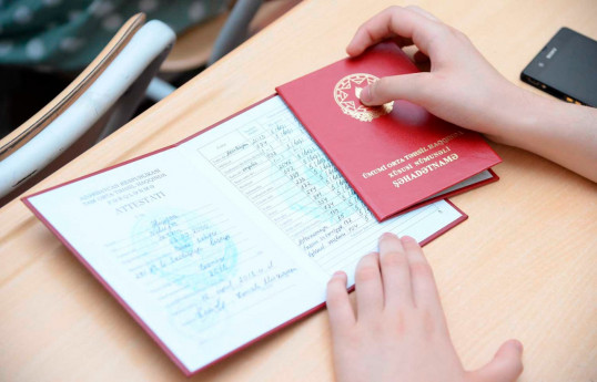 В Баку «красный аттестат» получили свыше 2 тысяч выпускников