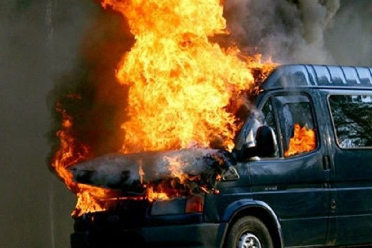 В Джалилабаде сгорел микроавтобус