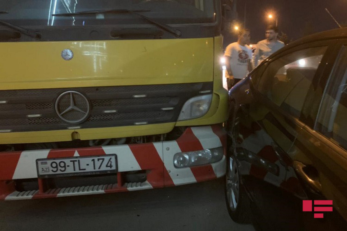 В Баку водитель Jeep устроил массовое ДТП и скрылся с места происшествия -ФОТО 