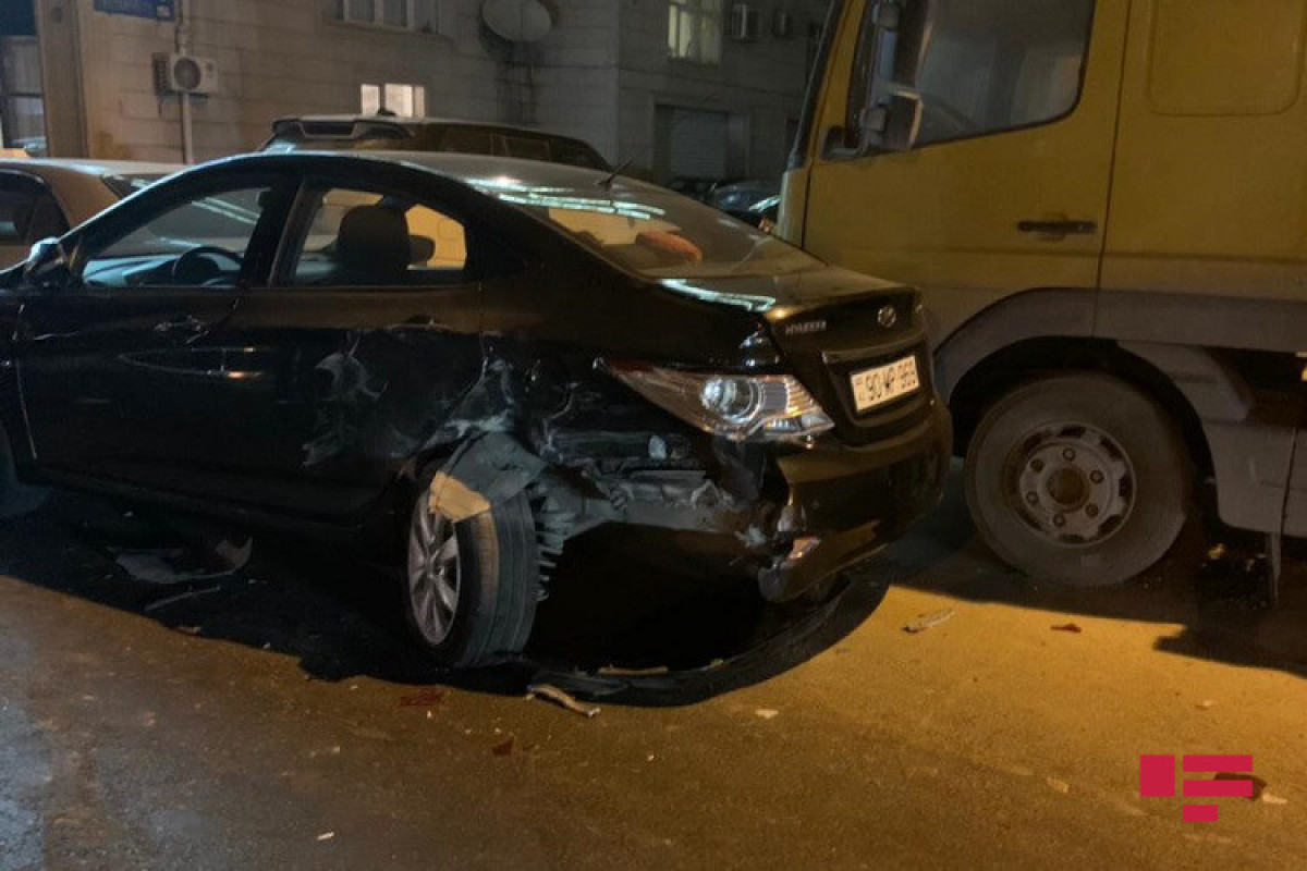 В Баку водитель Jeep устроил массовое ДТП и скрылся с места происшествия -ФОТО 