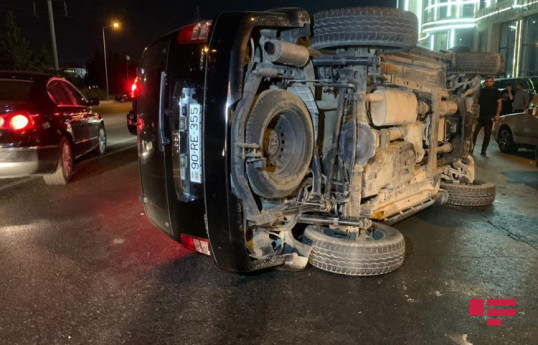 В Баку водитель Jeep устроил массовое ДТП и скрылся с места происшествия -ФОТО 